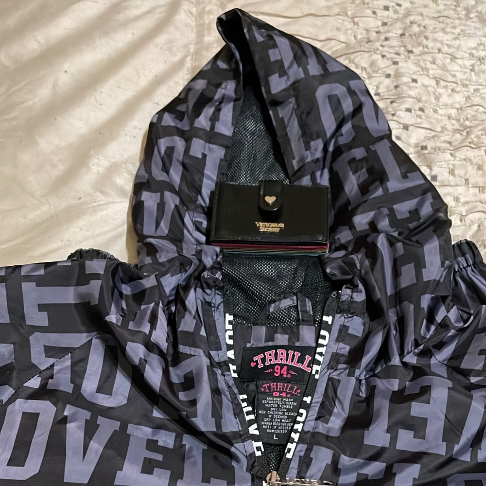 Thrill 94 and VS accordion wallet